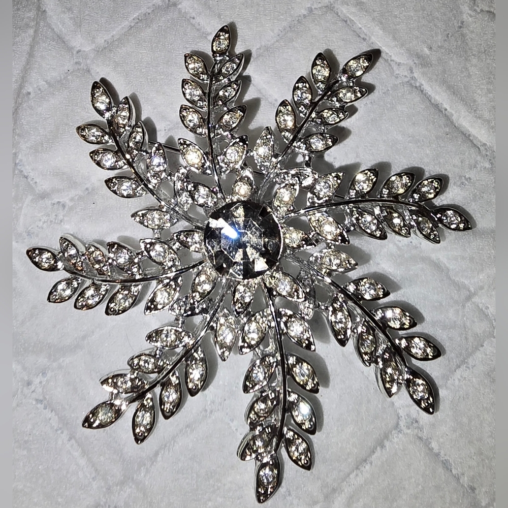 Vintage Sarah Coventry Snowflake Brooch Pin